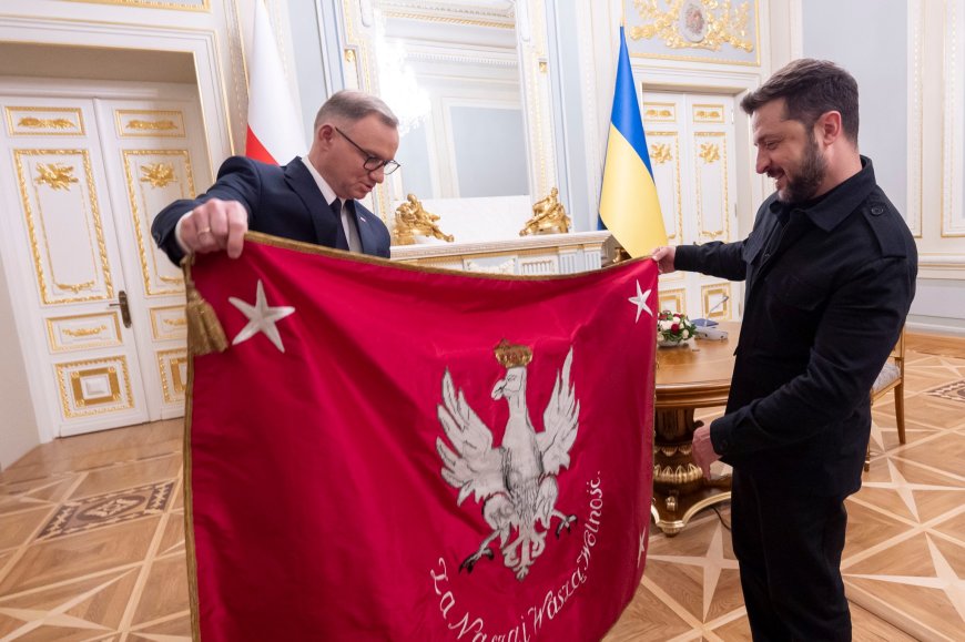 Значок „Польщі у борні” (Polski Walczącej) на мундирі   